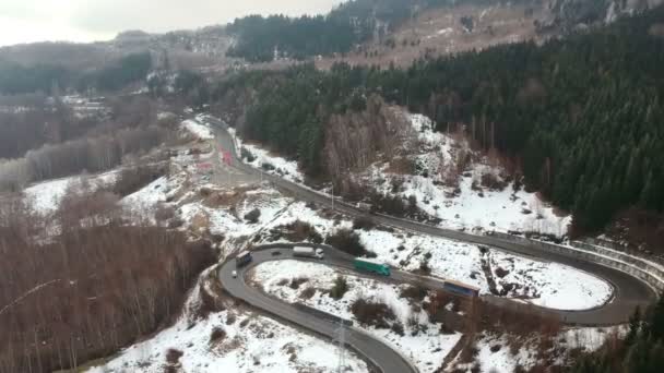 Camions Voitures Traversant Lentement Les Virages Dangereux Col Routier Haute — Video