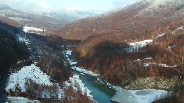 Зимові Повітряних Декорації Летить Вгору Течією Долина Річки Вздовж Дороги — стокове відео