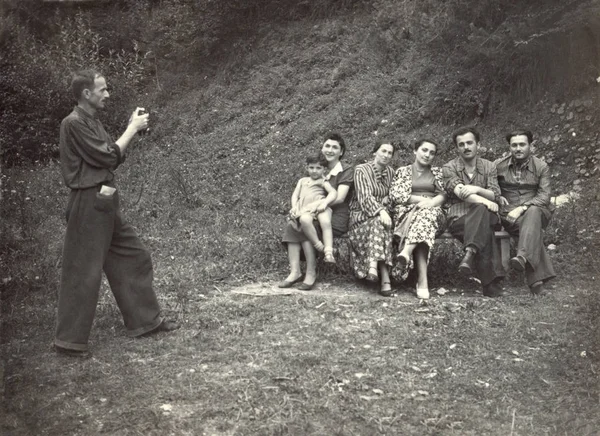 Rusia Circa 1938 Una Foto Antigua Blanco Negro Familia Tomando —  Fotos de Stock