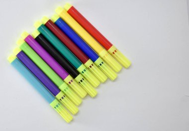 Çocukların resimlerini boyamaları için özel desenli çok renkli kalemler.