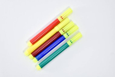 Çocukların resimlerini boyamaları için özel desenli çok renkli kalemler.