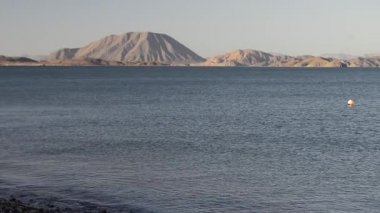 Bahia de Los Angeles, Baja California, Meksika, körfezin karşısında vuruldu.