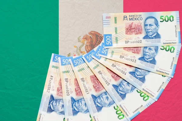 Meksika bayrağının tepesinde Meksika parası — Stok fotoğraf