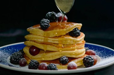 Krep yığınının üzerine şurup damlıyor.