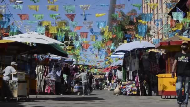 Plaza Santa Cecilia en Tijuana con gente con máscaras — Vídeos de Stock