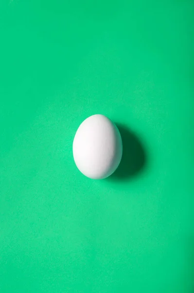 Singolo Uovo Bianco Cornice Centrale Isolato Sfondo Colore Verde Solido — Foto Stock