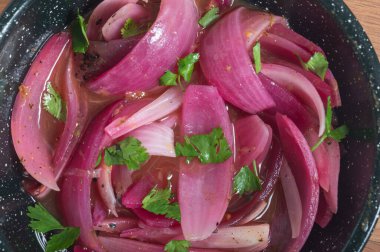 Yucatecan ızgara ve turşu turşulu kırmızı soğan.
