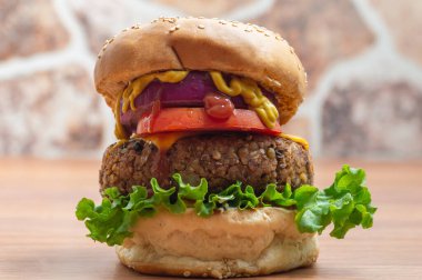 Büyük vejetaryen ya da vejetaryen fasulye ve mercimek burger.