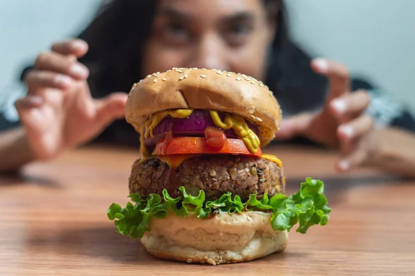Güzel Meksikalı kız ve vejetaryen mercimek burger.