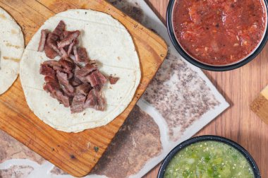 Carne Asada. Meksika usulü ızgara biftek tacoları.