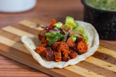 Meksika usulü ızgara taco ve sucuk.