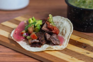 Meksika usulü ızgara taco ve sucuk.