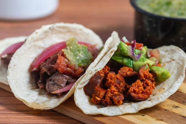 Tacos mexicanos de carne asada y chorizo —  Fotos de Stock