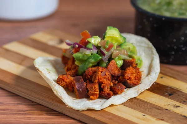 Meksika usulü ızgara taco ve sucuk.