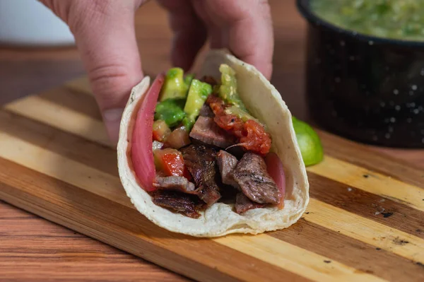 Tacos mexicanos de carne asada y chorizo —  Fotos de Stock