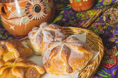 Geleneksel ölü Meksika ekmeği, pan de Muerto, kahveyle