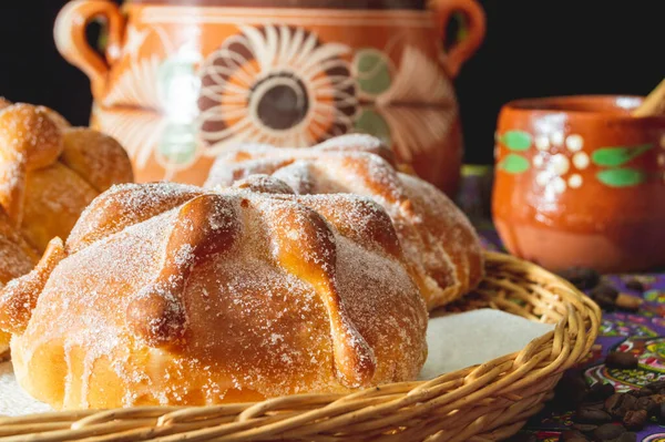 Geleneksel ölü Meksika ekmeği, pan de Muerto, kahveyle