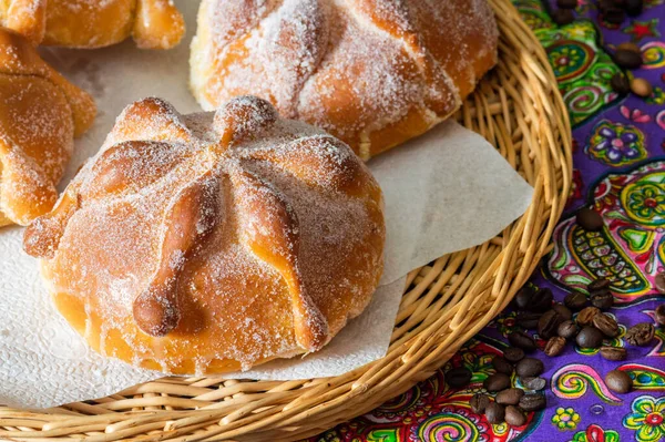Roti tradisional Meksiko dari orang mati, pan de muerto, dengan kopi — Stok Foto