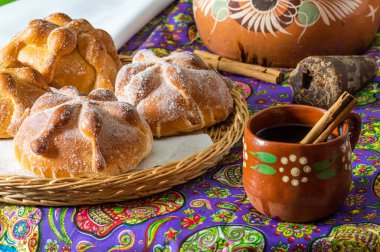 Geleneksel ölü Meksika ekmeği, pan de Muerto, kahveyle