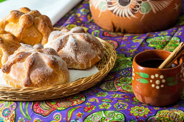 Geleneksel ölü Meksika ekmeği, pan de Muerto, kahveyle