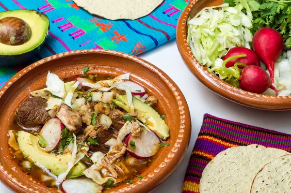 Pozole rojo mexicano, guiso tradicional de los aztecas — Foto de Stock