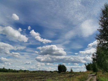Gökyüzü sanatsal bulutlarla süslenmiş.