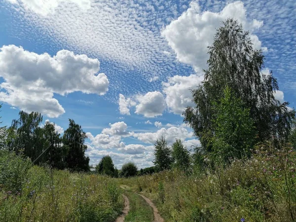 芸術的な雲で飾られた空 — ストック写真