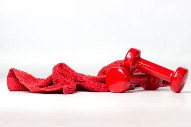 Kırmızı dambıl, spor ekipmanları, fitness öğeleri, kopya alanı ile üst görünüm.