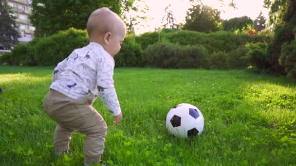 Miúdo Bonito Jogar Com Bola Futebol Parque Movimento Lento — Vídeo de Stock