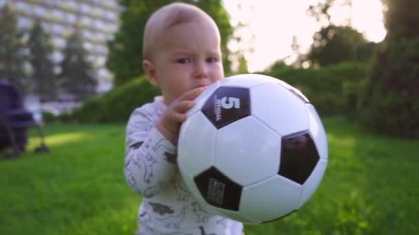 Cute Little Kid Gra Piłką Nożną Parku Zwolniony Ruch — Wideo stockowe