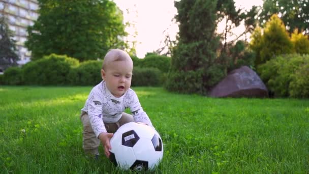 Carino Bambino Che Gioca Con Pallone Calcio Nel Parco Rallentatore — Video Stock