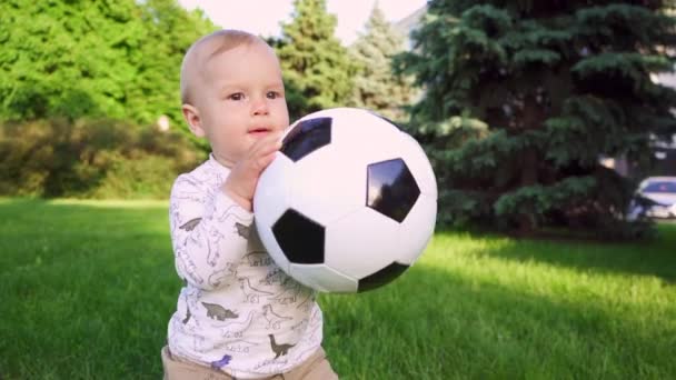 Ano Idade Bebê Joga Com Bola Futebol Parque Miúdo Giro — Vídeo de Stock