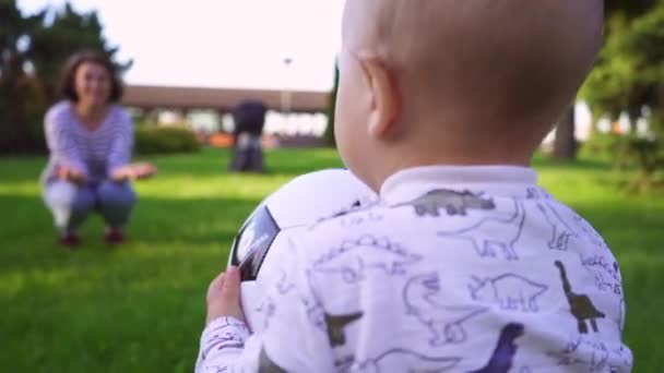 Mor Med Kid Spelar Boll Parken Ett Gammal Pojke Bär — Stockvideo