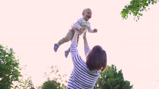 Ung Lycklig Mor Leker Med Leende Kid Natur Mamma Kastar — Stockvideo