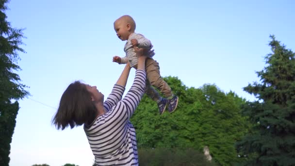 Ung Lycklig Mor Leker Med Leende Kid Natur Mamma Kastar — Stockvideo