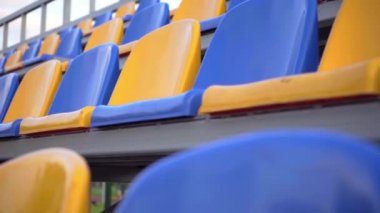 Boş sıralar ve futbol stadyumunun koltukları. Karantina sırasında Boş Stadyum