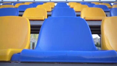Boş sıralar ve futbol stadyumunun koltukları. Karantina sırasında Boş Stadyum