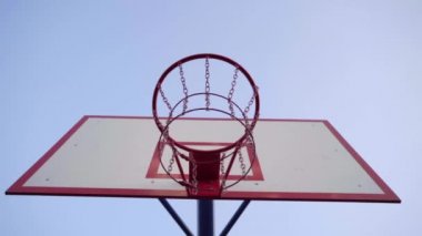 Basketbol potasına yakın çekim. Top basketbol kapaklarına doğru uçuyor ve yavaş çekimde vurmuyor.