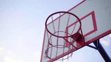 Topun yakın çekimi basket potasına uçar. Ağır çekim. Sokak Basketbol