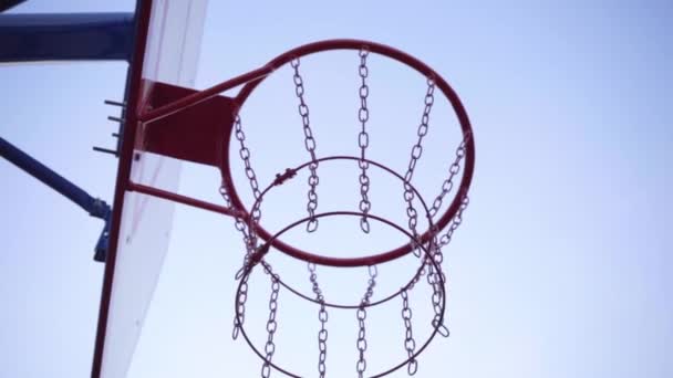 Basketbal Hoop Achtergrond Van Lucht Close Van Ball Flies Basketball — Stockvideo