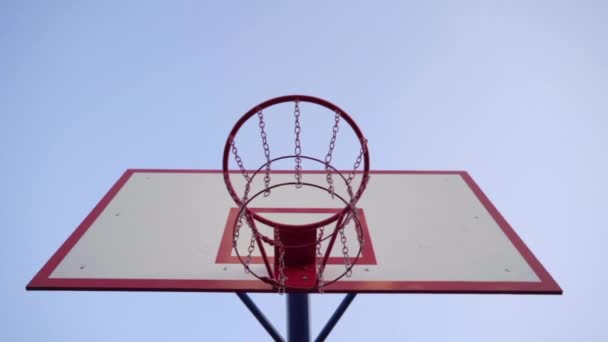 Basketbal Hoop Achtergrond Van Lucht Close Van Ball Flies Basketball — Stockvideo