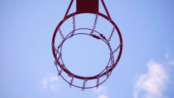 Primo Piano Basketball Hoop Palla Arancione Vola Nel Cerchio Basket — Video Stock