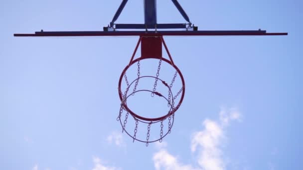 Basketball Hoop Sur Fond Ciel Ball Flies Basketball Hoop Frappe — Video