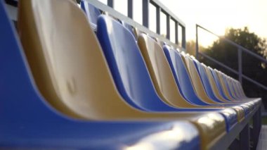 Boş sıralar ve futbol stadyumunun koltukları. Karantina sırasında Boş Stadyum