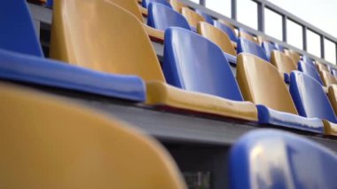 Boş sıralar ve futbol stadyumunun koltukları. Karantina sırasında Boş Stadyum