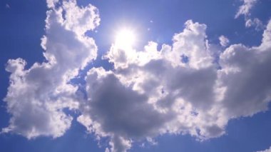 Bulutlu ve Güneşli Mavi Gökyüzü. Bulutun Arkasından Güneş Parlıyor