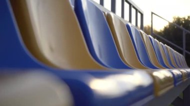 Boş sıralar ve futbol stadyumunun koltukları. Karantina sırasında Boş Stadyum