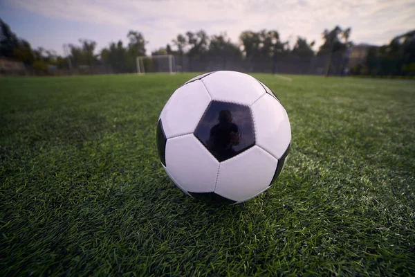 Stadyumdaki Siyah ve Beyaz Futbol Topu Mavi Gökyüzü Arkaplanında Çimenli                      