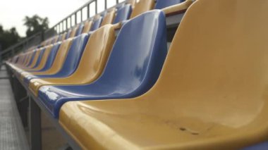 4K, boş sıralar ve futbol stadyumunun koltukları. Stadyumdaki plastik koltuklar. Coronavirus salgını sırasında futbol
