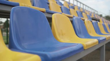 4K, boş sıralar ve futbol stadyumunun koltukları. Stadyumdaki plastik koltuklar. Coronavirus salgını sırasında futbol